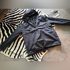 Wind stopper/rain jacket.